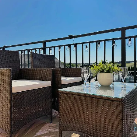 Gdynia Apartment- Tranquil Retreat, 15 Minutes To The Sea & Gdansk Center Lejlighed *